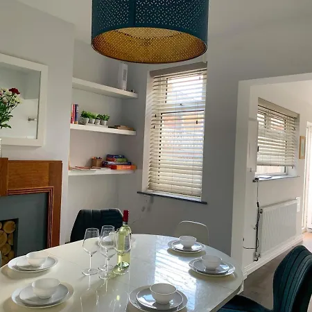 Kensington House Free Parking Sleeps 6 *